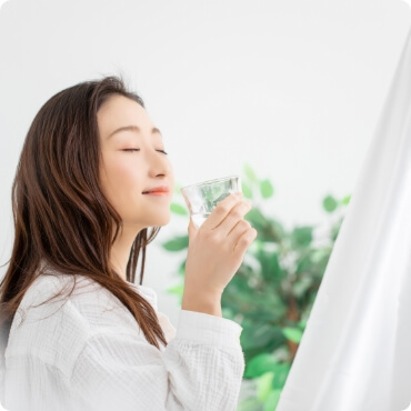 水素水を飲む女性