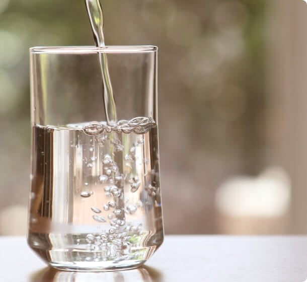 グラスに注がれる水
