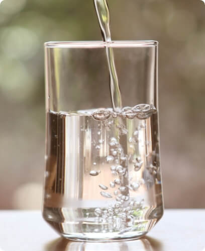 水が注がれるガラスのコップ
