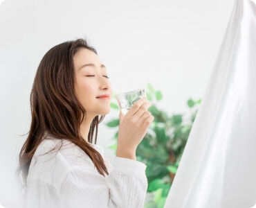 水素水を飲む女性