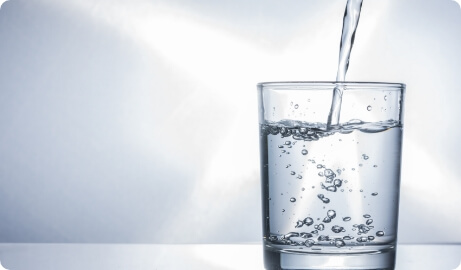 ガラスのコップに注がれる水