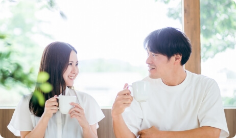 明るいカフェで会話する男女