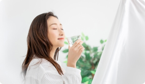 水素水の香りをかぐ女性