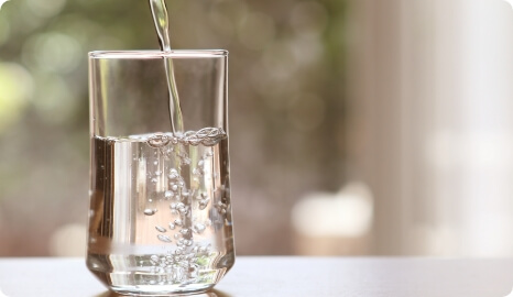 ガラスのコップに注がれる水