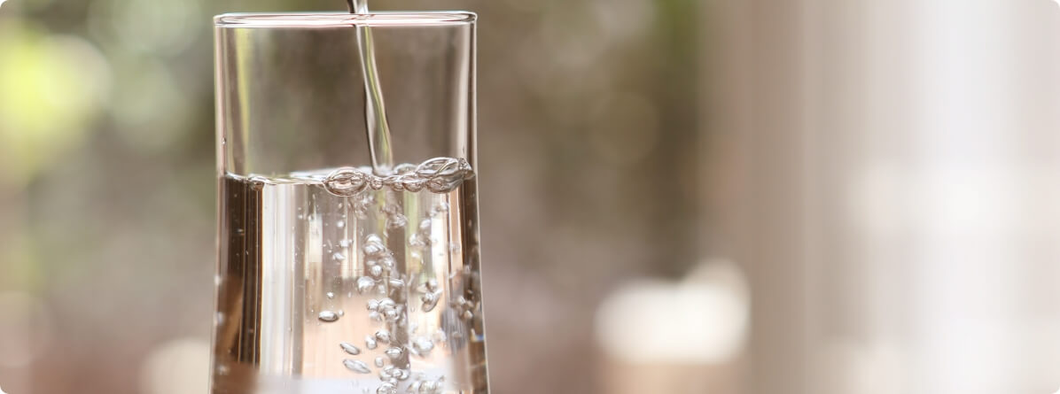 水が注がれるガラスのコップ