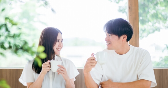 笑顔でコーヒーを飲む男女