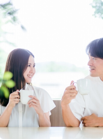 カフェでくつろぐ男女