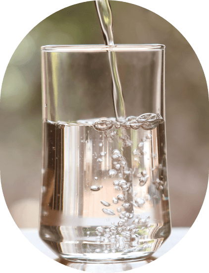 ガラスのコップに注がれる水